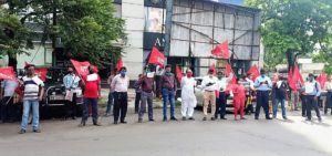 सिक्योरिटी एंड अलाइड वर्कर्स यूनियन बंगाल जो AITUC से एफिलिएटेड है, की तरफ से बैंक के सामने एक धरना प्रदर्शन किया गया