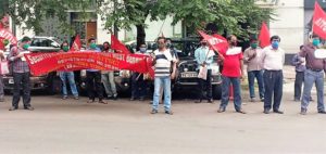 सिक्योरिटी एंड अलाइड वर्कर्स यूनियन बंगाल जो AITUC से एफिलिएटेड है, की तरफ से बैंक के सामने एक धरना प्रदर्शन किया गया